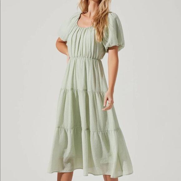 ASTR the Label Smocked Tiered Midi Dress Womens Medium Celery Green Puff Sleeve - Picture 1 of 11